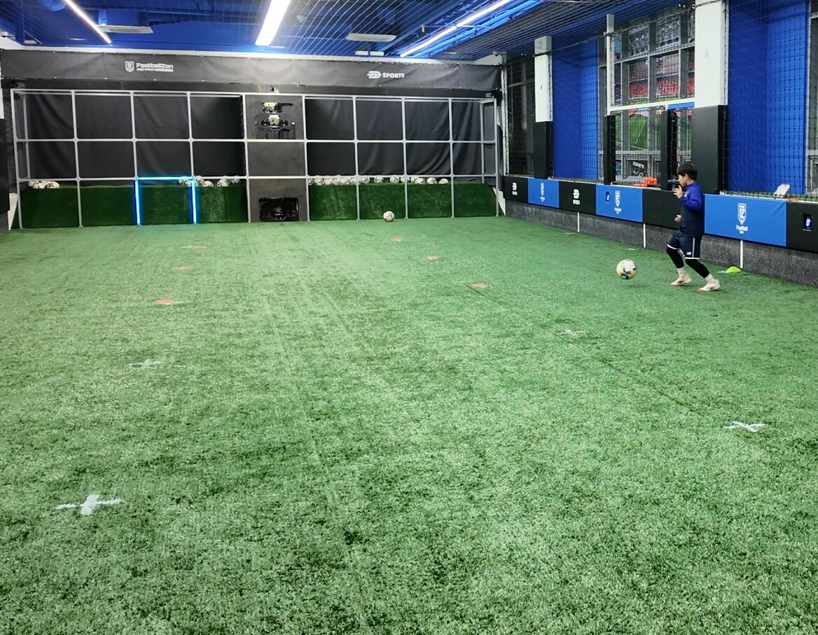 Training with real balls supplied by upper and lower KICK-OFF launchers at FootballZon Anyang Academy